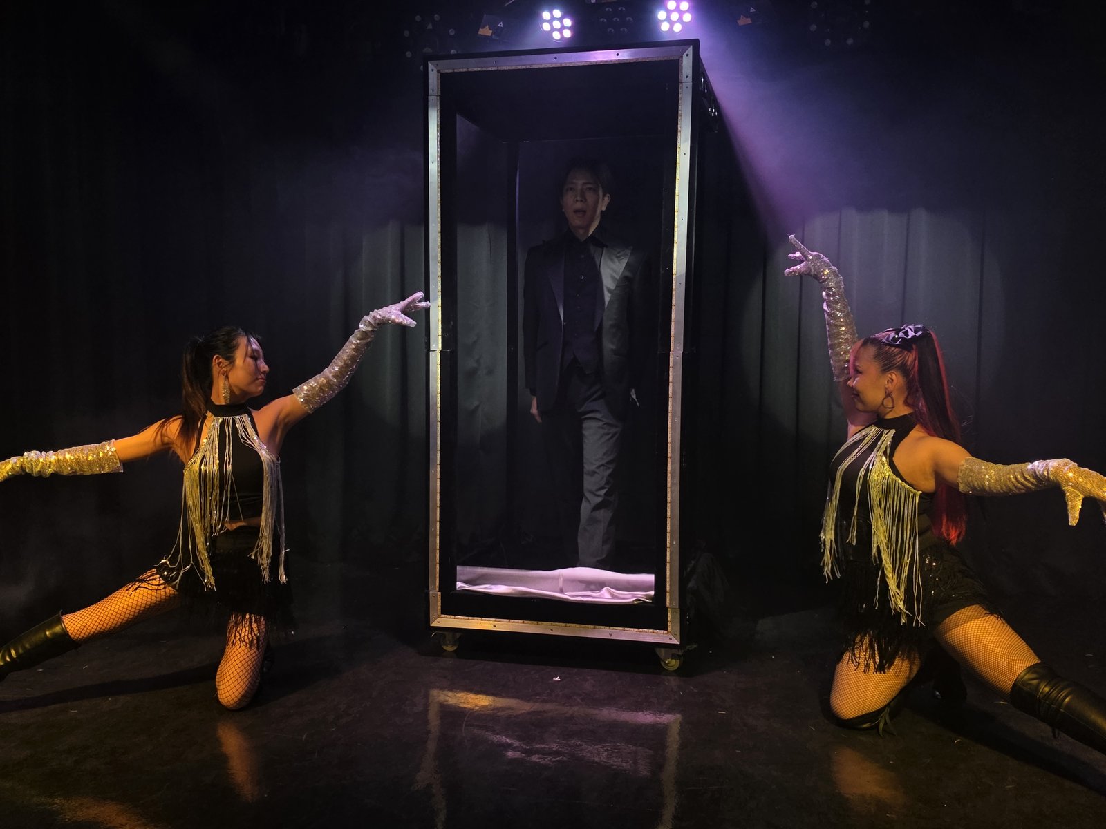 kurosaki hiroto stage illusion appearance dancers 01 黒スーツのマジシャン黒崎博斗が箱の中に出現する人体出現イリュージョン(ダンサー2名と共演)