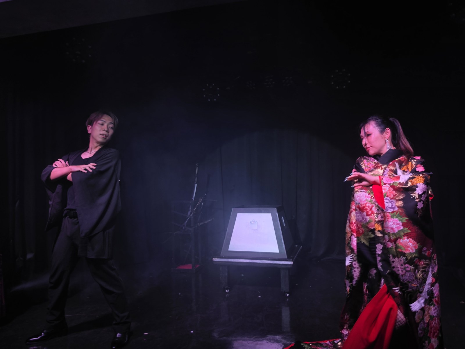 kurosaki hiroto stage kimono act 01 和装のマジシャン黒崎博斗と打掛姿の女性による和風イリュージョンのステージ演出