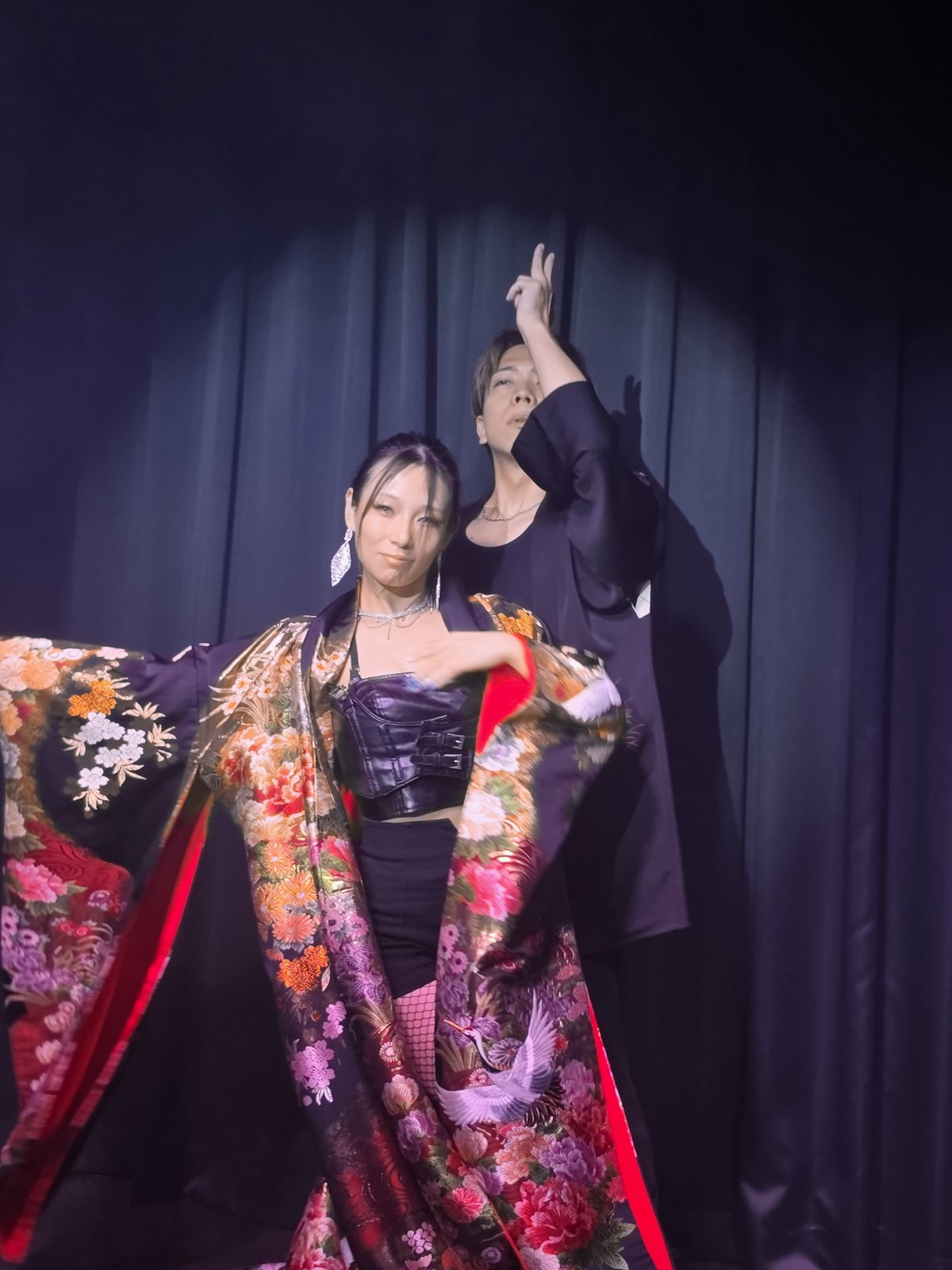 kurosaki hiroto stage kimono dancer pose 01 v2 和装のマジシャン黒崎博斗と打掛をまとったダンサーのステージポーズ