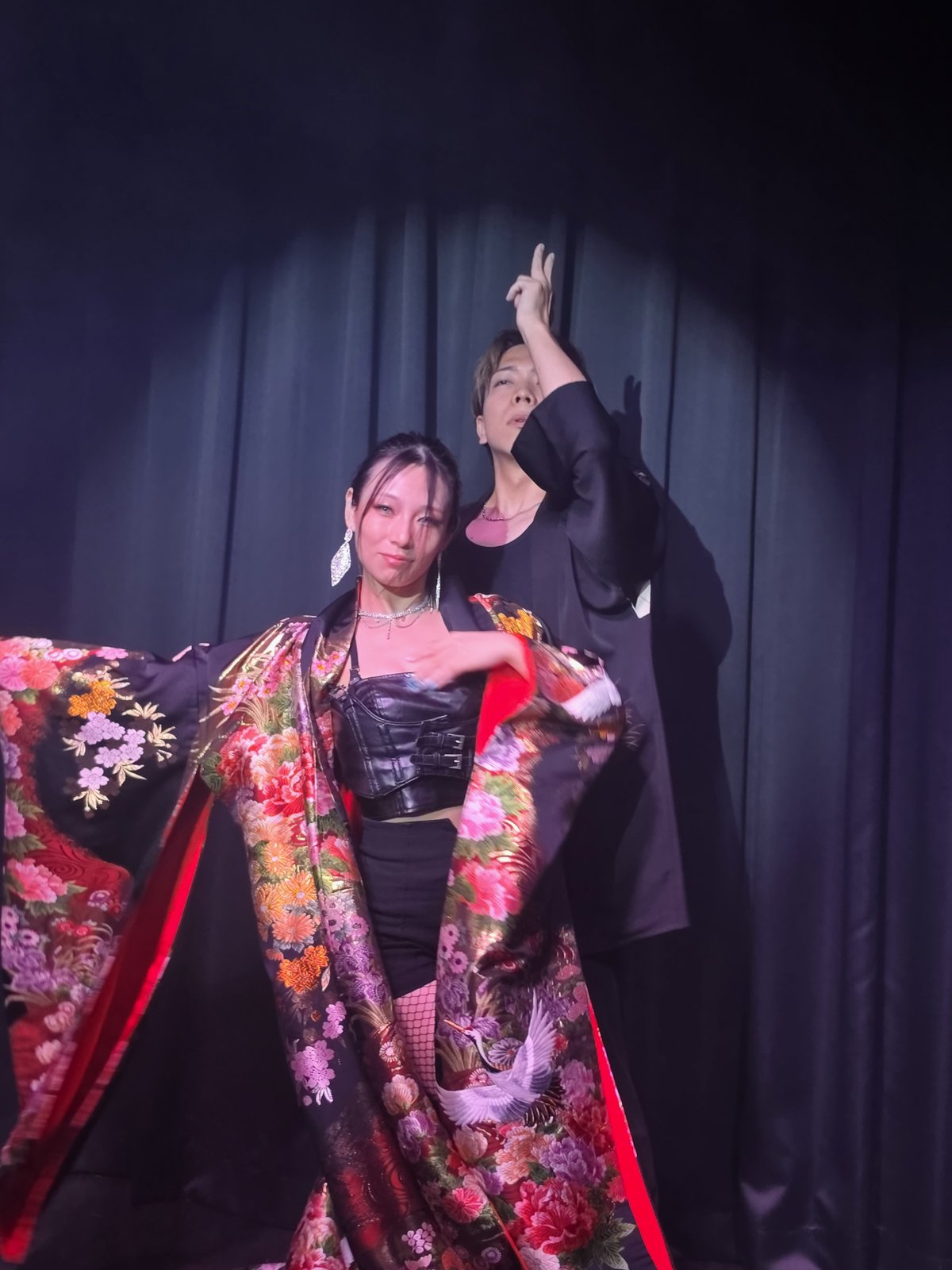 kurosaki hiroto stage kimono dancer pose 01 和装のマジシャン黒崎博斗と打掛をまとったダンサーのステージポーズ