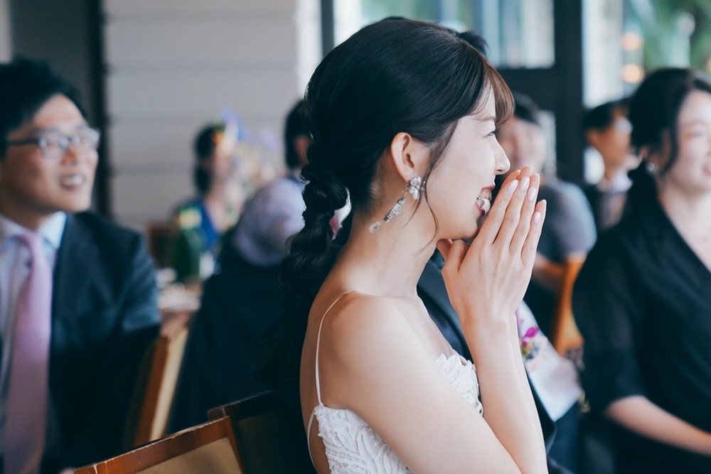 kurosaki hiroto wedding bride マジックに驚き、両手で口元を押さえる新婦
