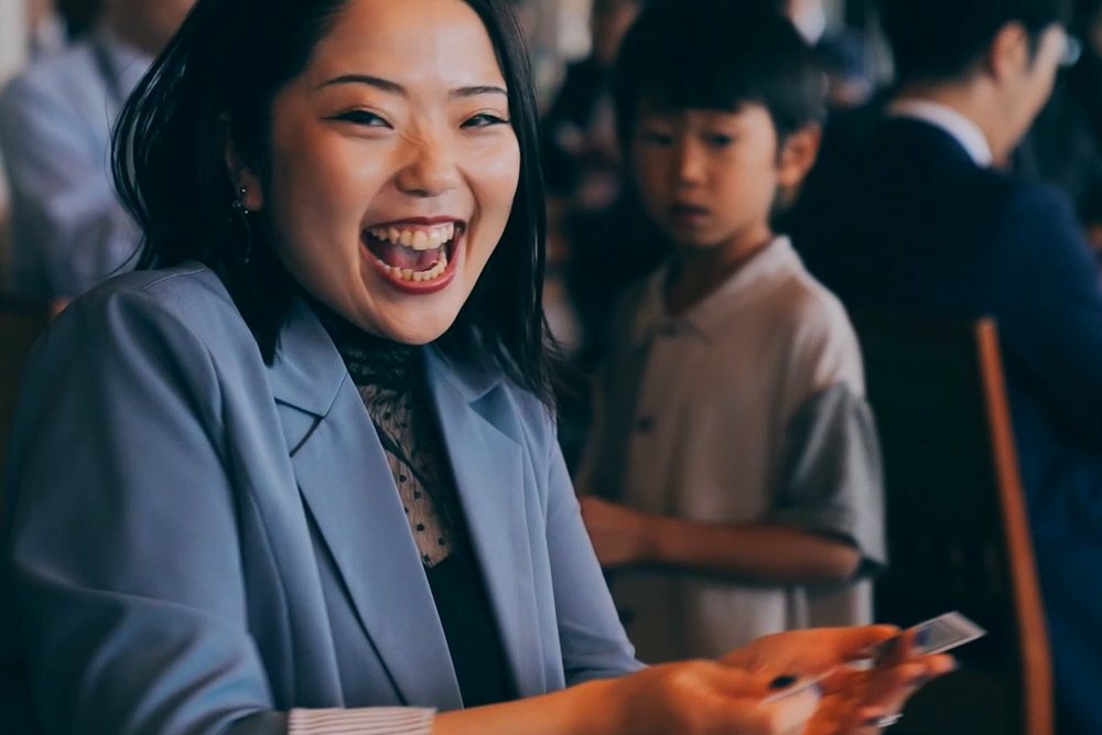 kurosaki hiroto wedding laugh 自分の手の中のカードに驚いて笑うゲスト
