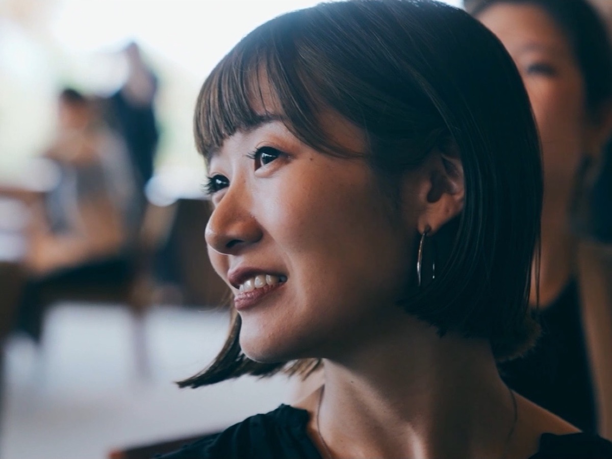 kurosaki hiroto wedding smile guest ステージのマジックを見て笑顔になる披露宴のゲスト