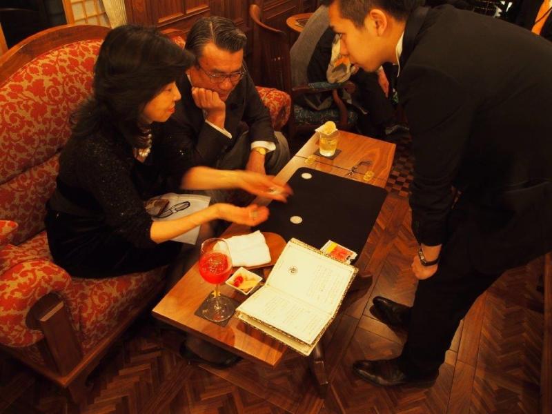 ななつ星 in 九州のバータイムで、ゲストのテーブルでマジックを見せる黒崎博斗（2014年）