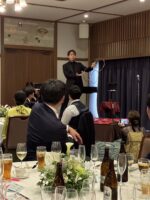 御花の披露宴でリンキングリングを演じるマジシャン黒崎博斗